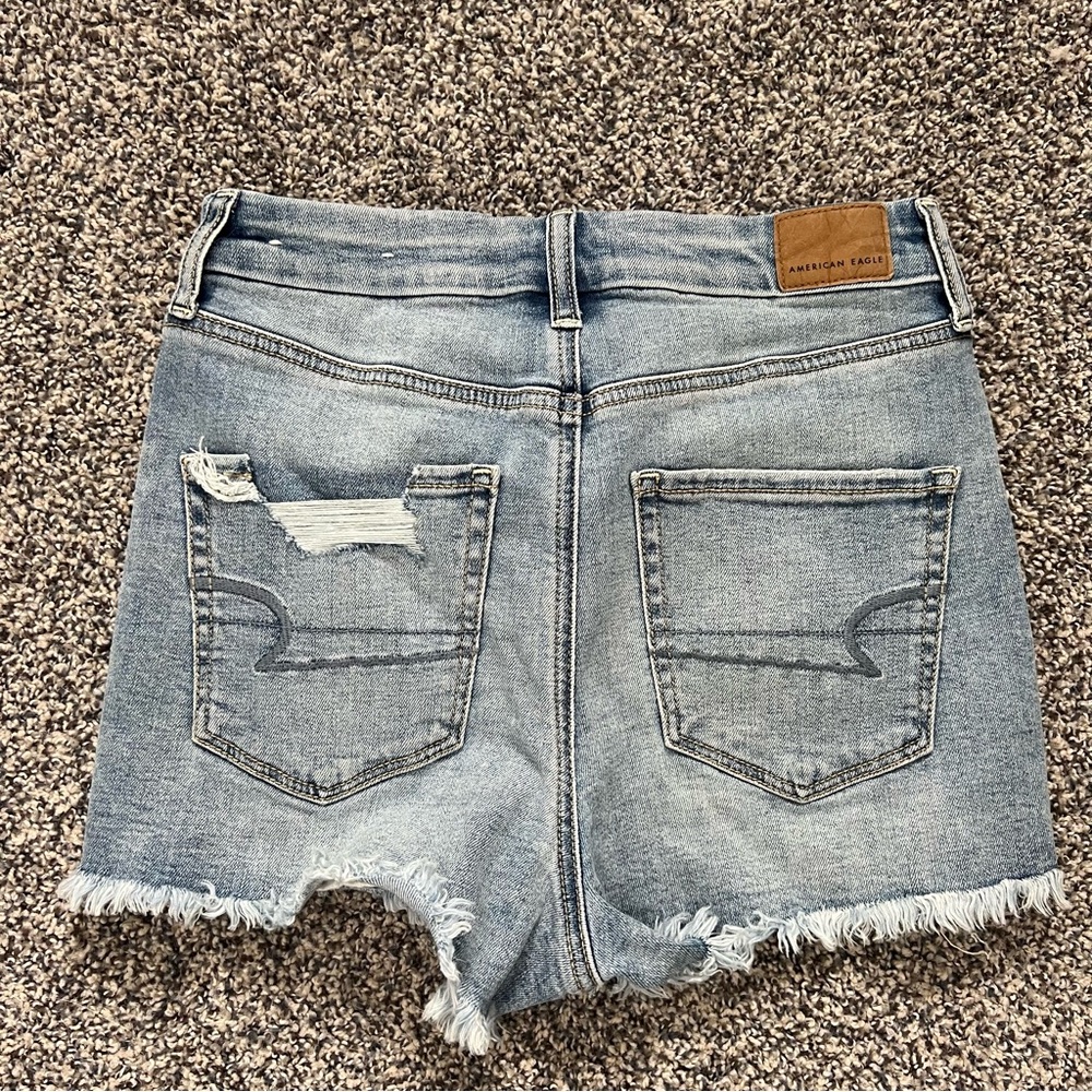 AE American Eagle Curvy Hi Rise Shortie Light Wash Jean Shorts - Picture 7 of 10